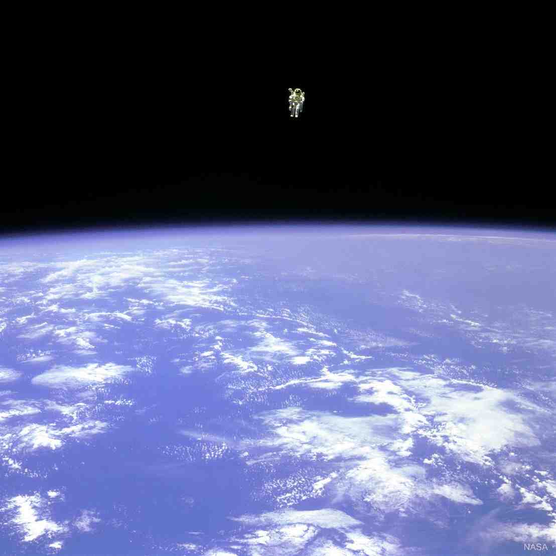 Bruce McCandless s'est éloigné à une centaine de mètres de la navette Challenger
