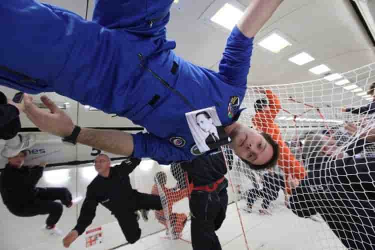 En novembre 2012, à bord de l'A300 ZERO G de Novespace, l'astronaute français Thomas Pesquet rend hommage à Alexandre Ananoff en faisant voler son portrait