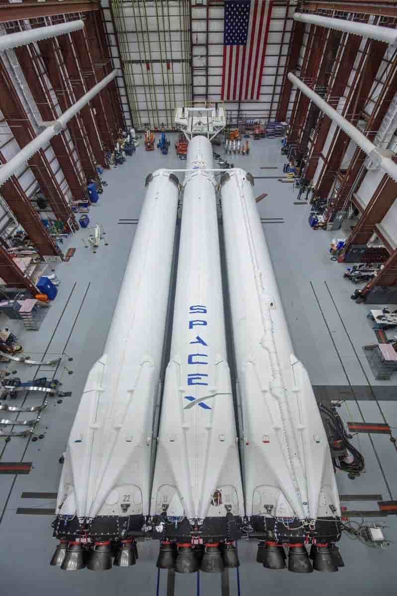 Le premier Falcon Heavy et ses 27 moteurs dans son hall d'assemblage.
