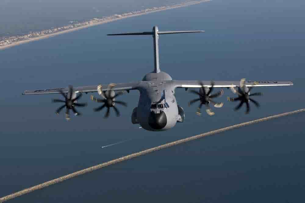 L'A400M est équipé des pods de ravitaillement.
