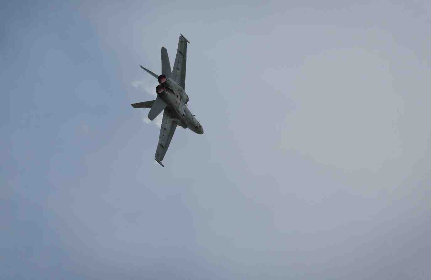Le Canada achète 18 F-18 A/B Hornet à l'Australie.