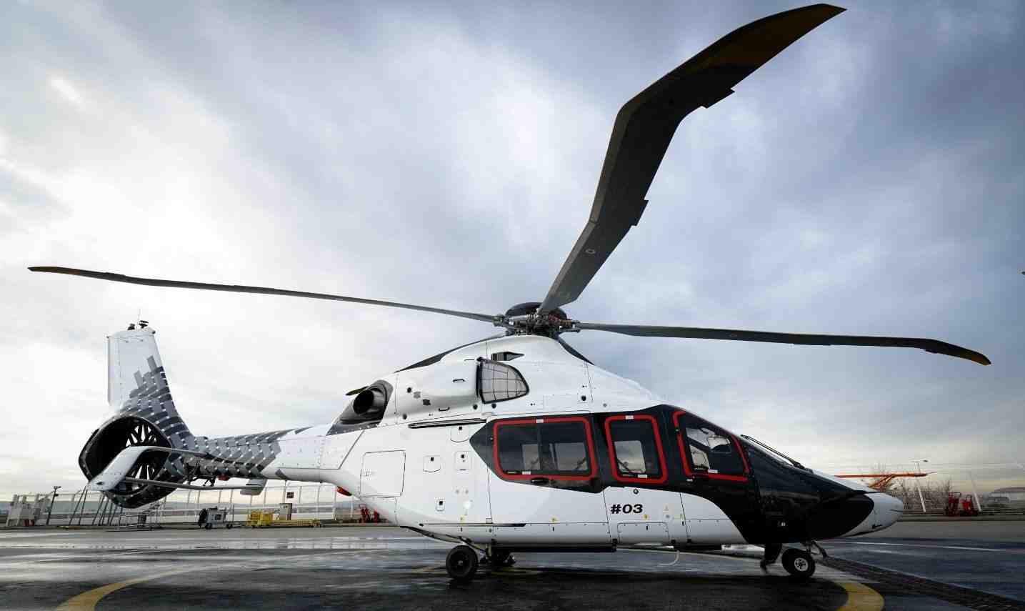 PT3, le troisième prototype de l'Airbus Helicopters H160, décoré de sa nouvelle livrée carbone