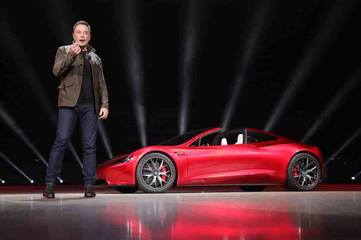 Elon Musk présentant son roadster