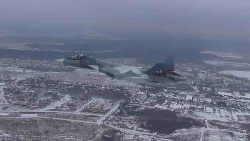 Le Sukhoi T-50-2 équipé de l'Izdeliye 30 au cours de son premier vol, le 17 novembre 2017.