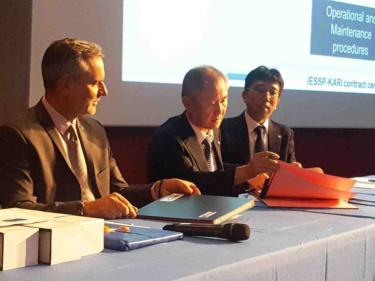 Signature du contrat entre Thierry Racaud, président de l'ESSP et Gi Wook Nam, directeur de la R&D du KARI.
