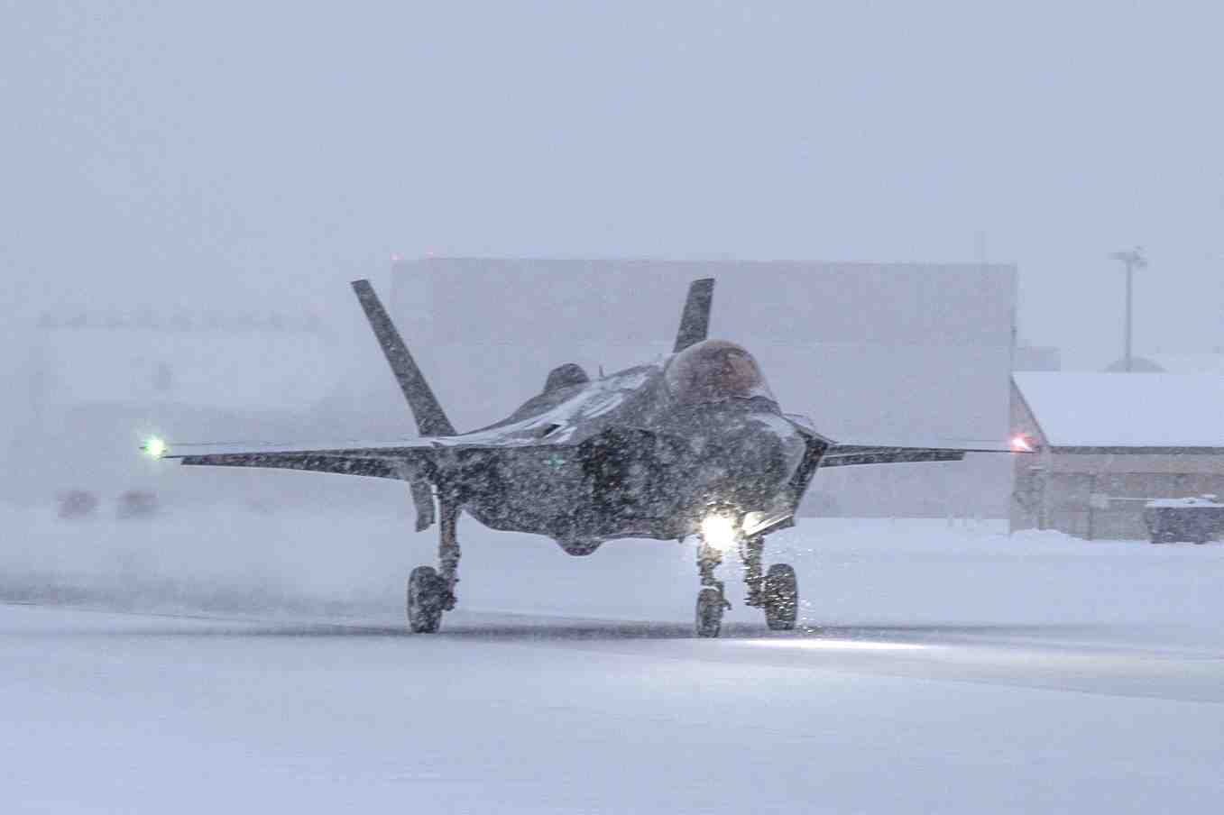 On distingue le système de parachute-frein à l'arrière du dos de ce F-35A.
