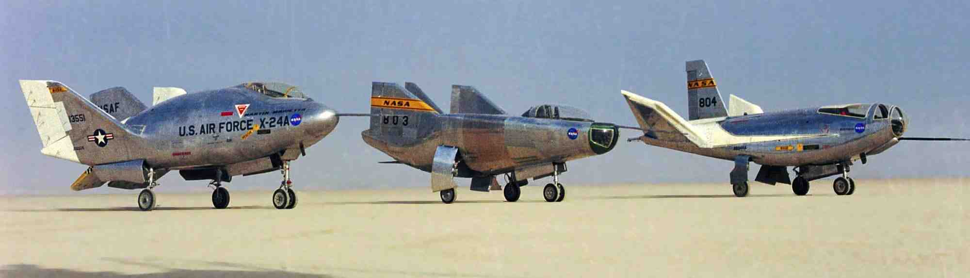 Lifting bodies de la Nasa exposés sur le lac asséché Rogers Drake Lake, près de la base d'Edwards de la Nasa (Californie), en 1969. De gauche à droite figurent le X-24A, le M2-F3 et le HL-10.