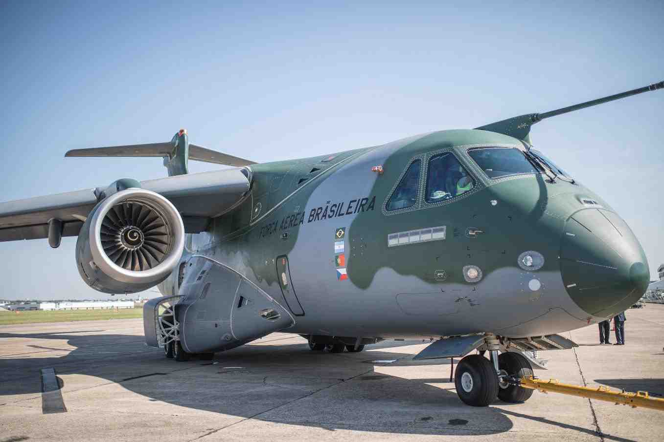 Le KC-390 a réalisé des essais de déchargement de troupes dans le cadre du processus de certification militaire de l'appareil.