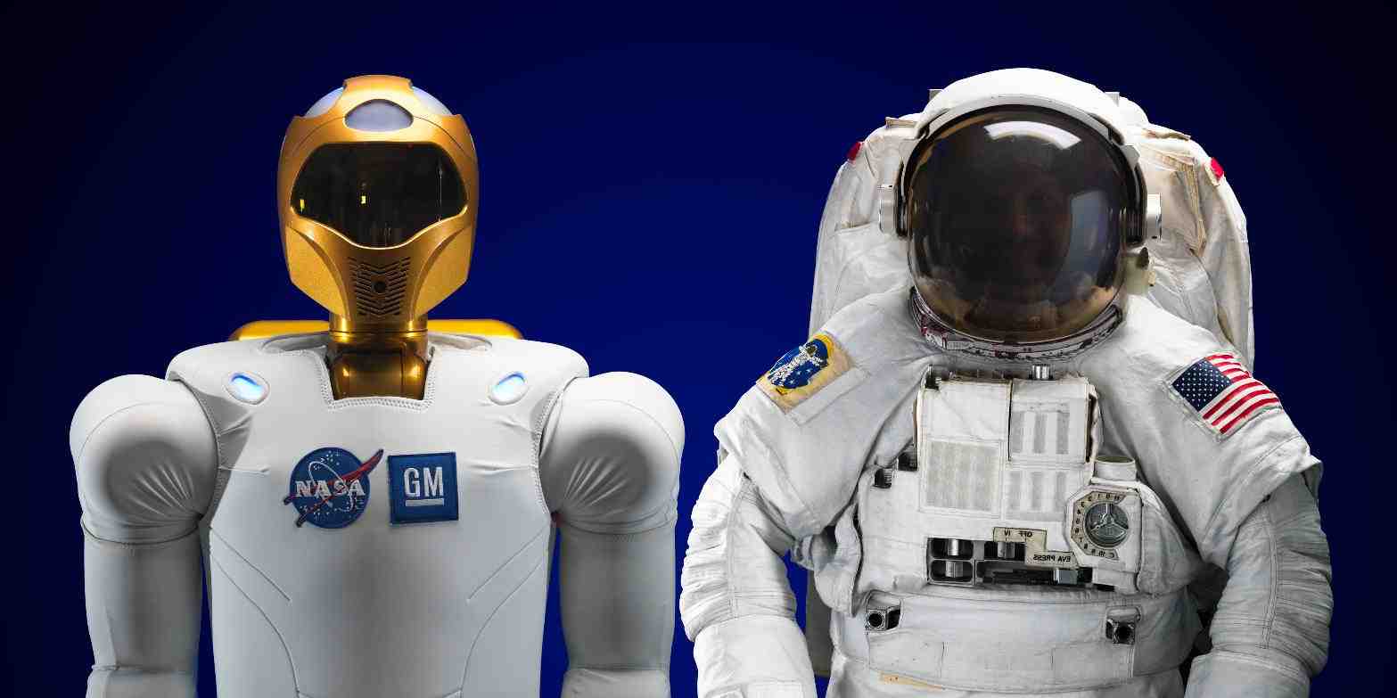 Astronaute et Robonaut