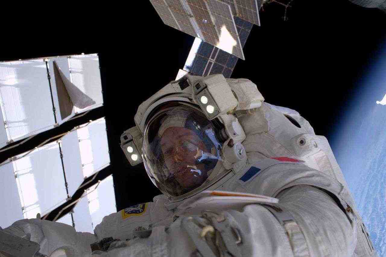 Thomas Pesquet en EVA à l'extérieur de l'ISS