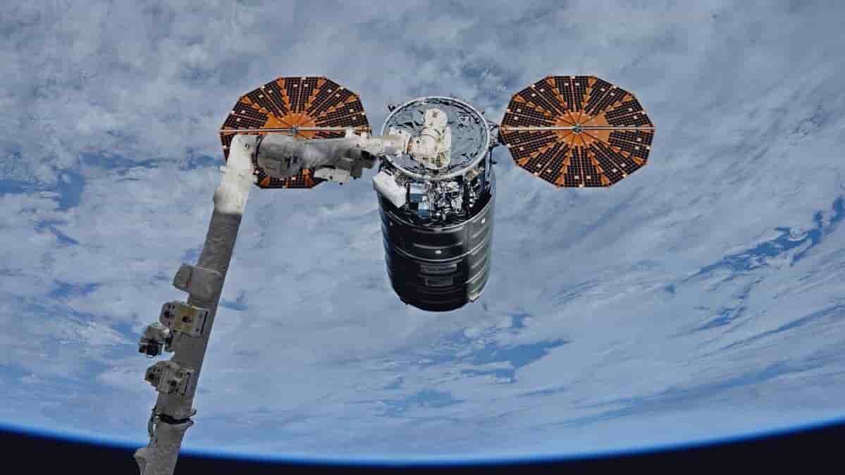 Le Cygnus OA 8 au bout du Canadarm2 récemment entretenu
