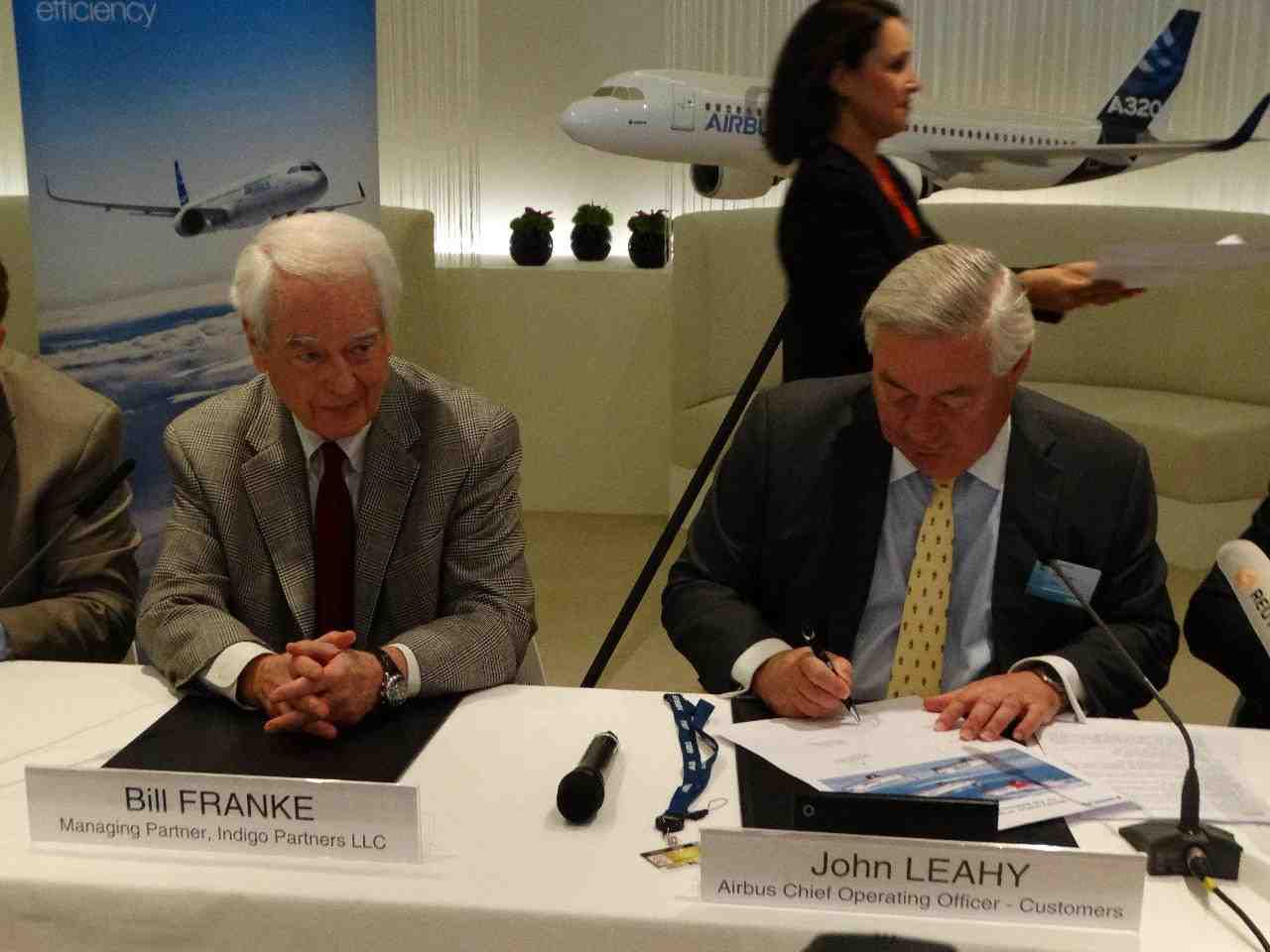 Bill Franke, co-fondateur et partenaire dirigeant de Indigo Partners LLC et John Leahy, directeur commercial d'Airbus.
