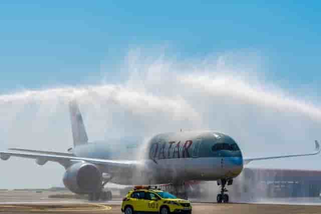 Le traditionnel "water salute" pour l'Airbus A350-900 de Qatar Airways à Nice-Côte d'Azur