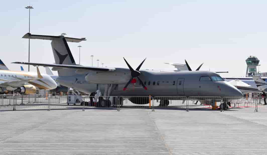 Le Dash-8 avec sous le ventre le radar Searchmaster.