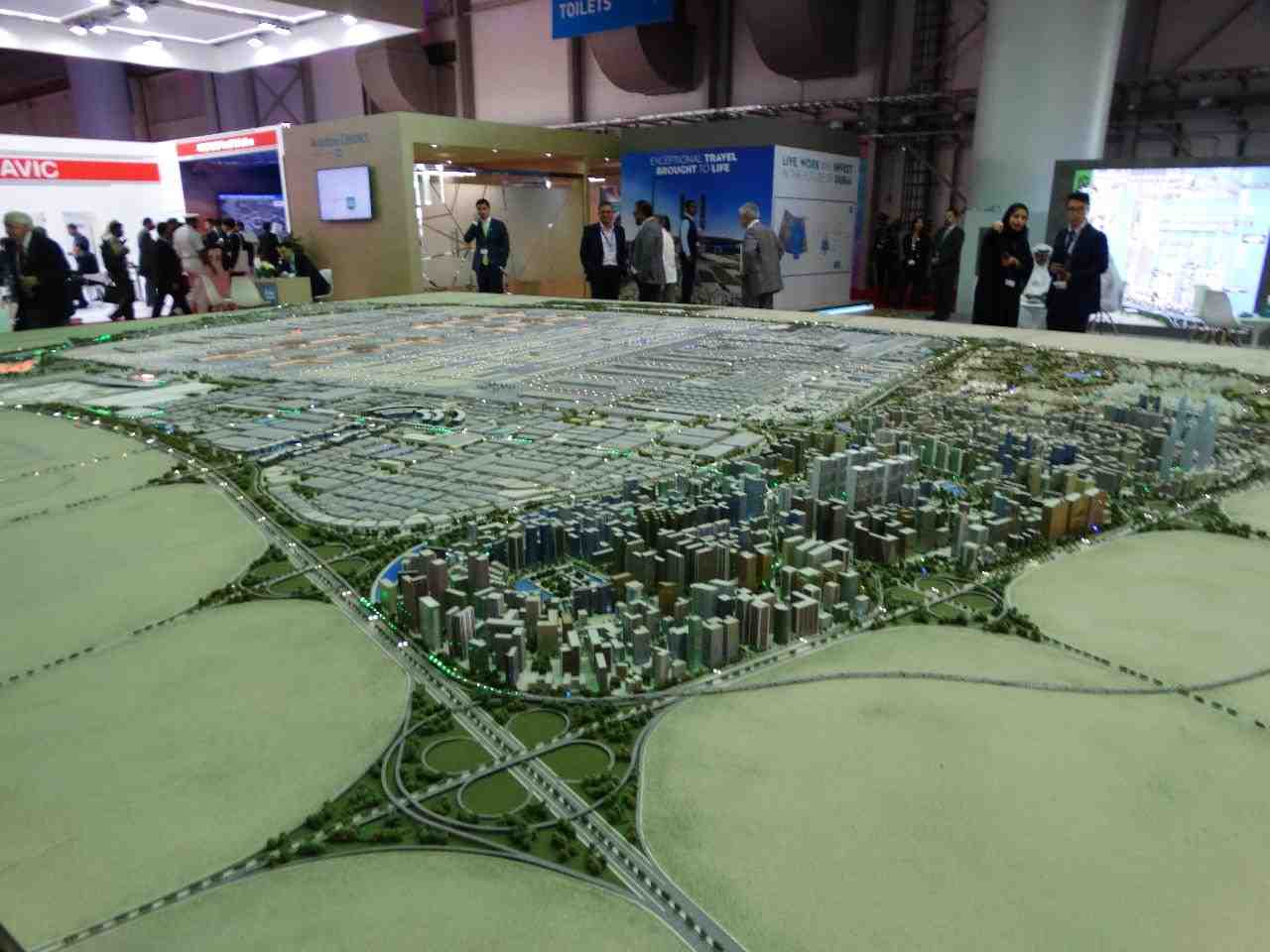 La gigantesque maquette de Dubai South déployée au Dubai Airshow 2017 avec la nouvelle ville au premier plan et l'aéroport international à l'arrière-plan.