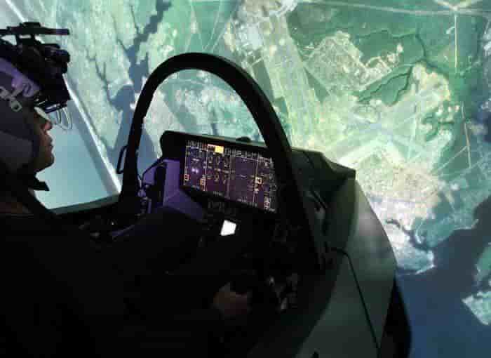 Les simulateurs de F-35 permettront d'entraîner les pilotes dans des conditions proches de celles rencontrées en mission.