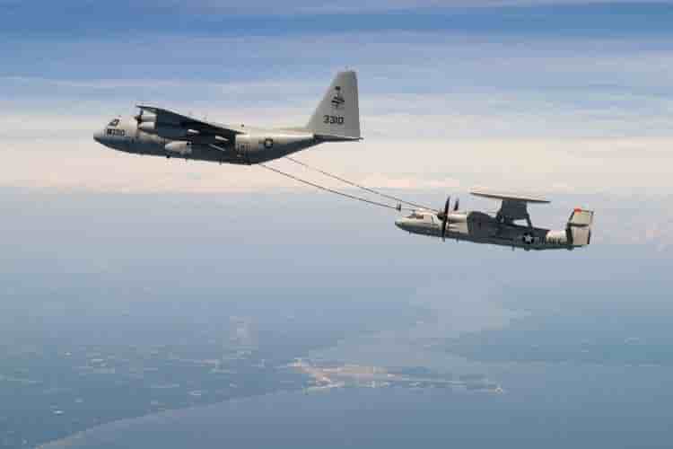 Un E-2D Advanced Hawkeye doté d'un système de ravitaillement a été approvisionné en carburant pour la première fois.