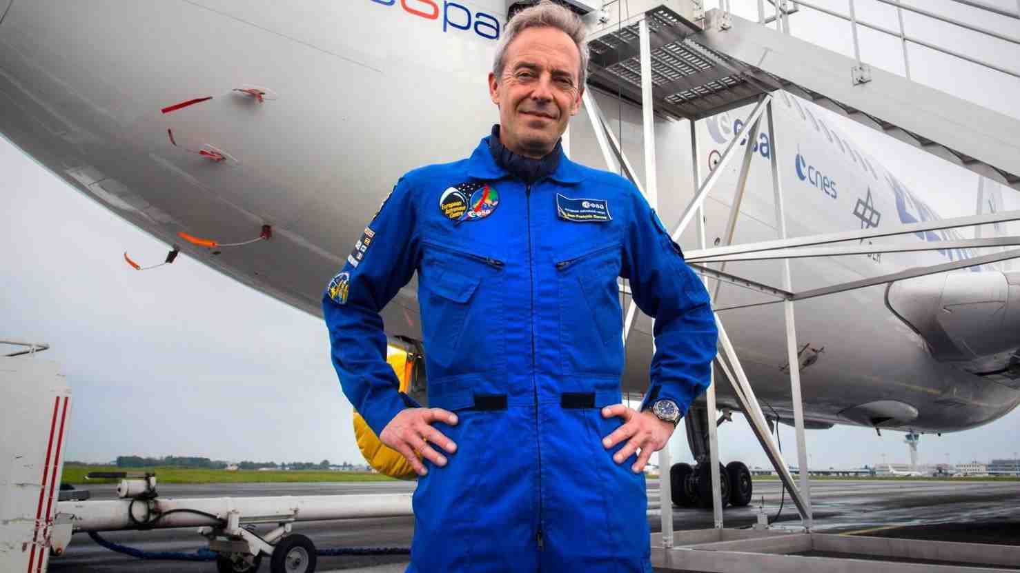 Jean-François Clervoy à Mérignac, devant l'A310 ZERO G de Novespace