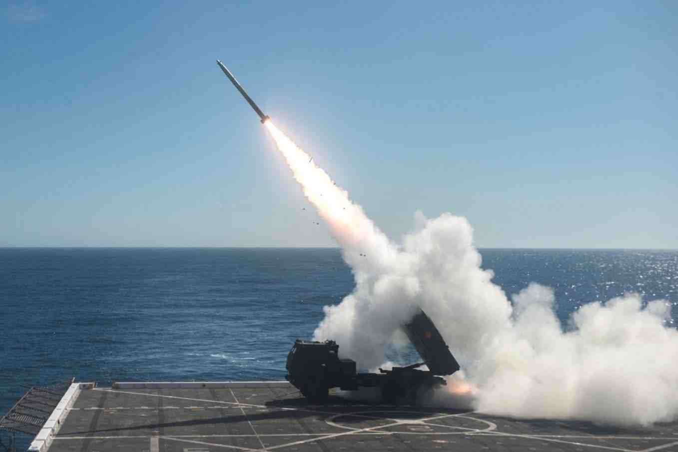 Tir de roquette depuis le pont de "l'USS Anchorage"