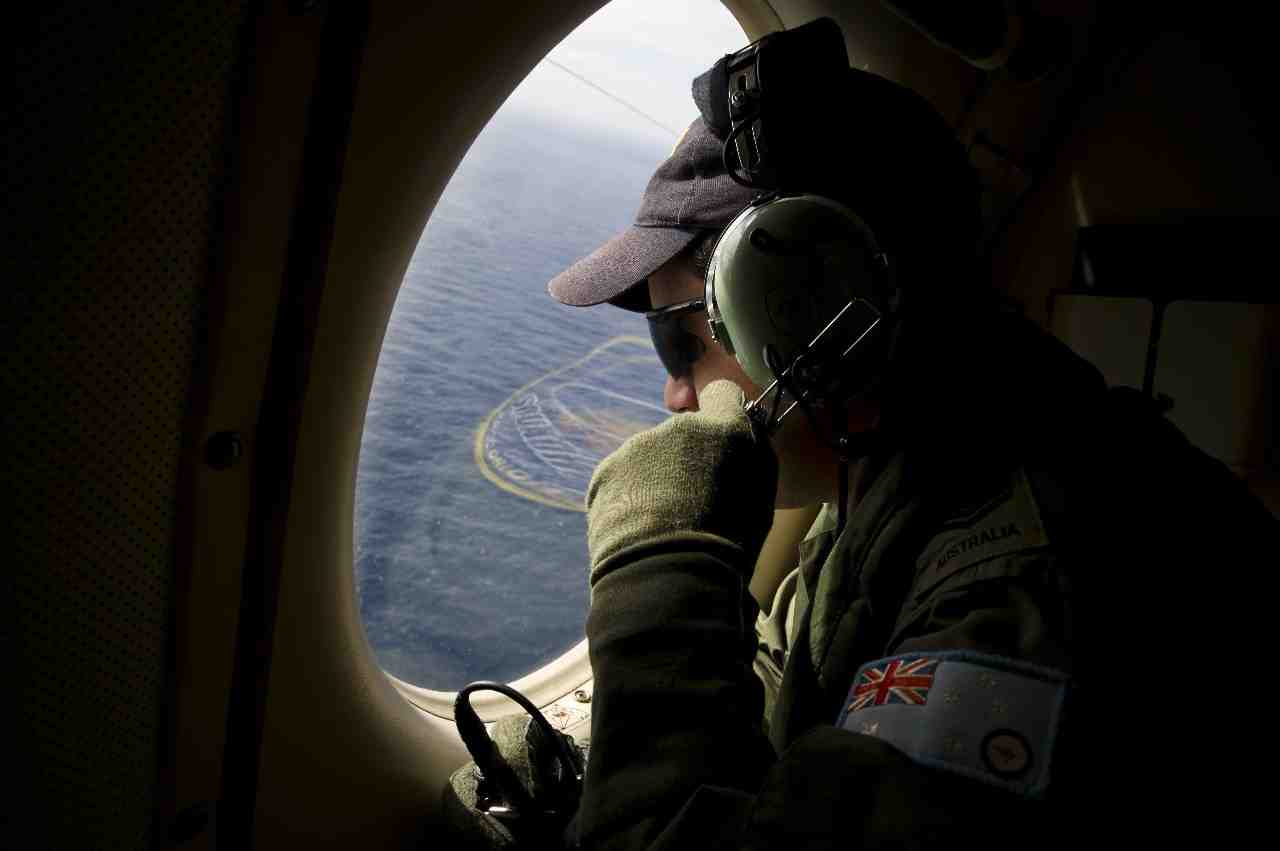 Un aviateur australien à la recherche de débris du vol MH370 au cours de la première campagne de recherches du Boeing 777-200ER de Malaysia Airlines.