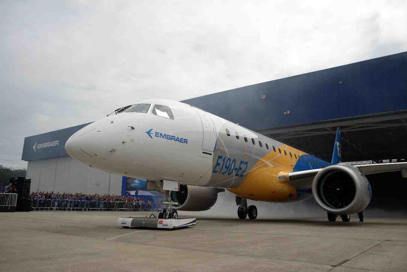 L'Embraer E190-E2 lors de son roll out. L'appareil sera mis en service au sein de la compagnie norvégienne Widero le 24 avril 2018.