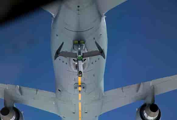 Un KC-46 s'apprête a ravitailler sur un autre avion du même type