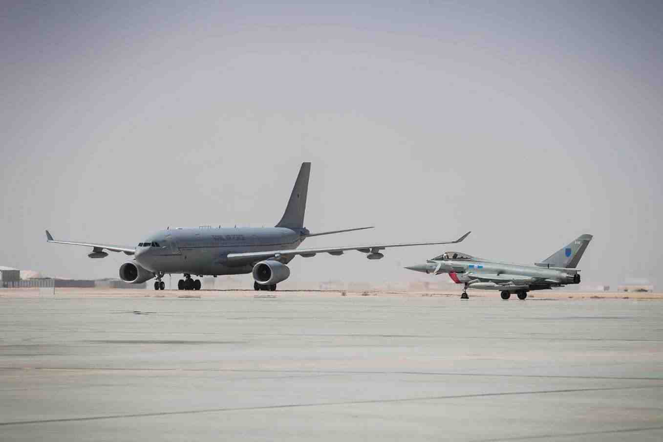 Huit Typhoons s'entrainent dans le désert d'Oman.