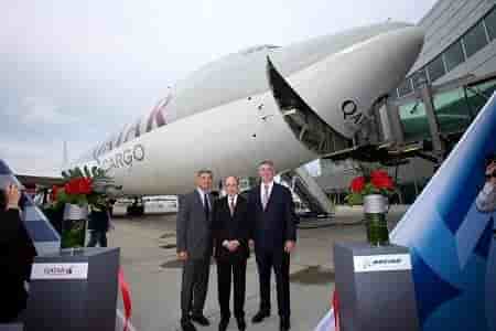 La réception du premier Boeing 747-8 Fret a été l'occasion pour Qatar Airways d'en commander deux et de prendre quatre autres Boeing 777-300ER.