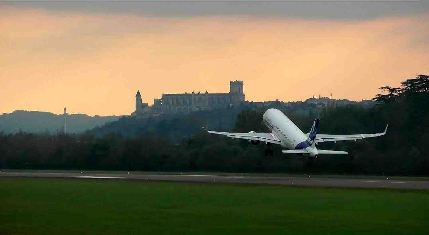 Un Airbus A320neo d'essai décollant de l'aéroport d'Auch-Gers.