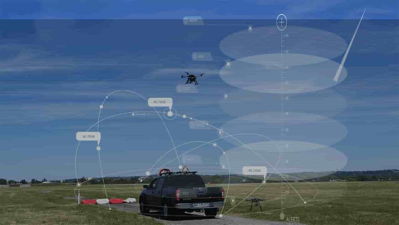 Scalian propose une solution d'inspection de sites, utilisant un véhicule et un drone pour une large récolte d'informations.