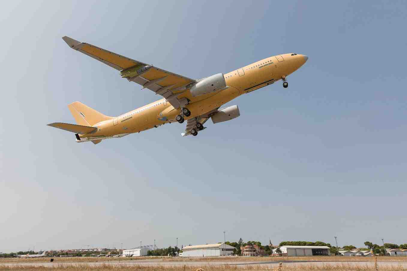 Le premier A330 MRTT français prend son envol.