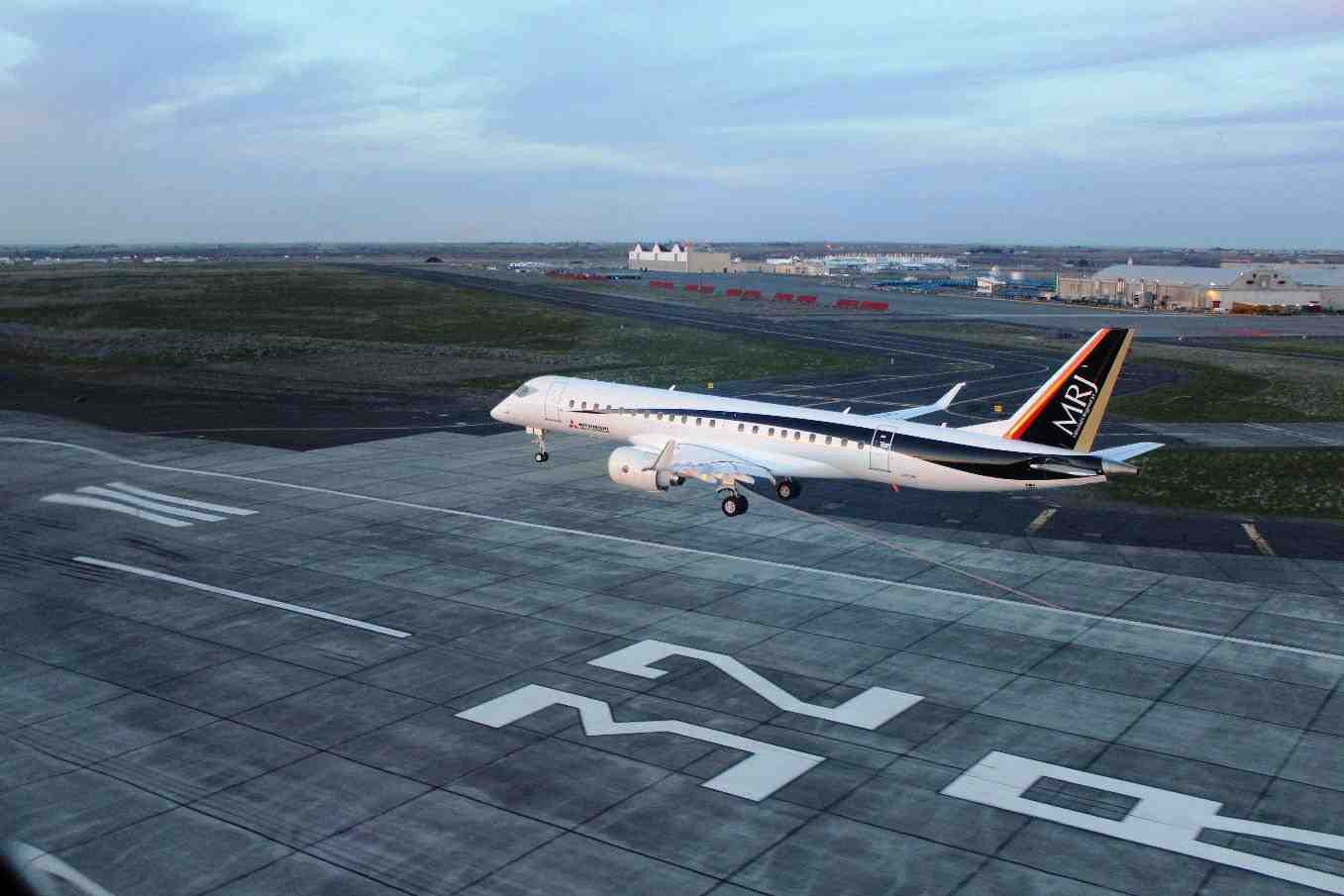 Le quatrième MRJ de la flotte d'essais de Moses Lake fait actuellement l'objet de modifications dans le but d'installer le nouveau harnais électrique.