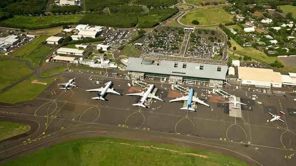 Vue aérienne de l'aéroport Roland-Garros de Saint Denis de la Réunion.