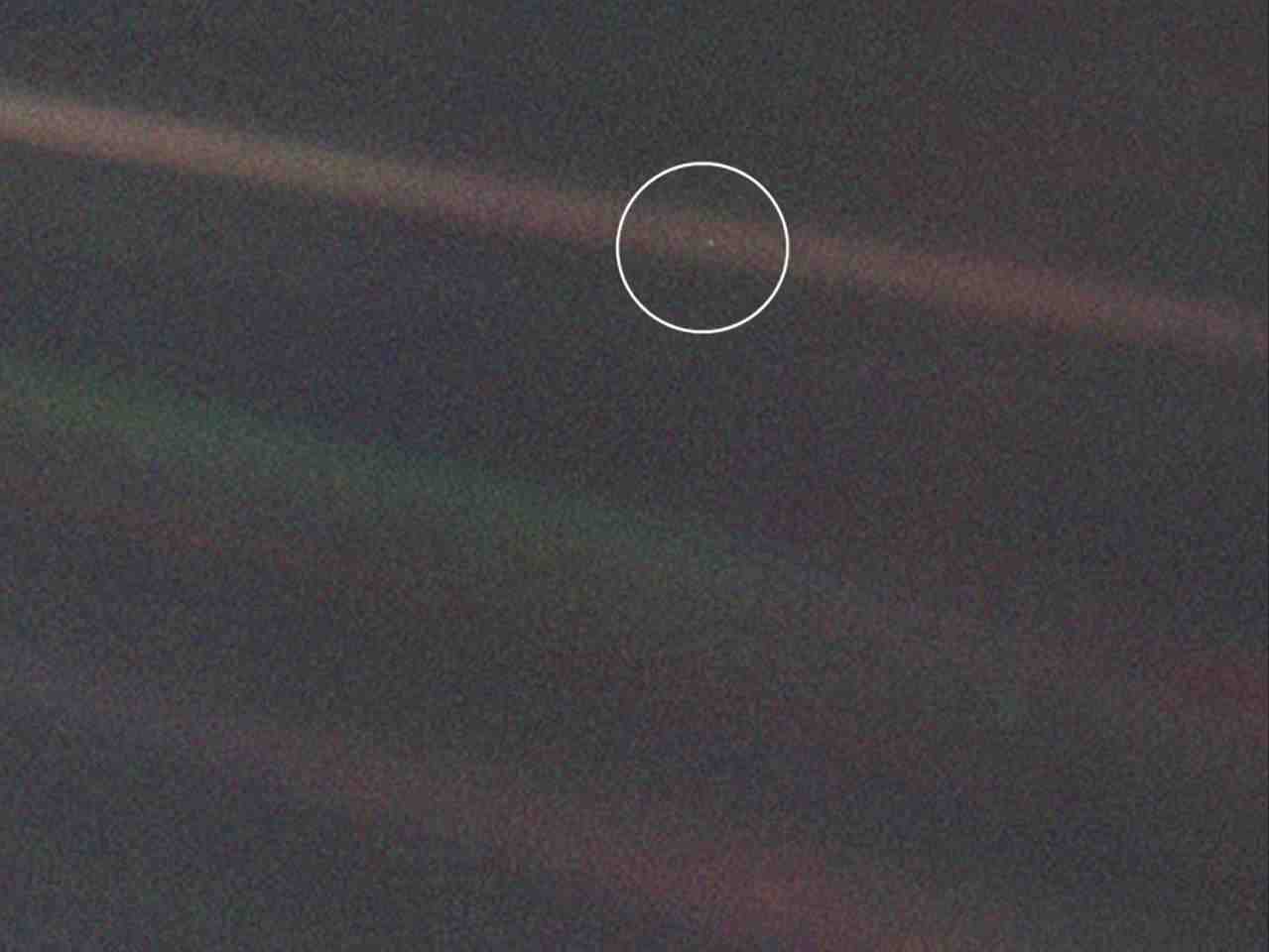 La Terre vue par Voyager 1 en 1990, à une distance de 6,4 milliards de km.