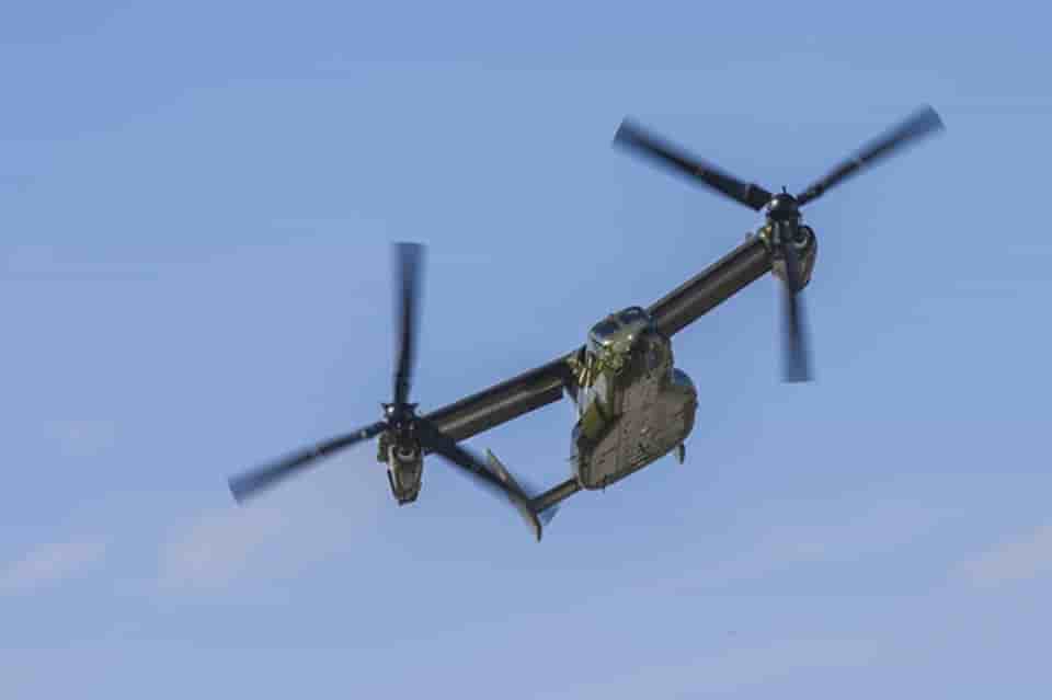 Le V-22 est un avion doté de rotors.