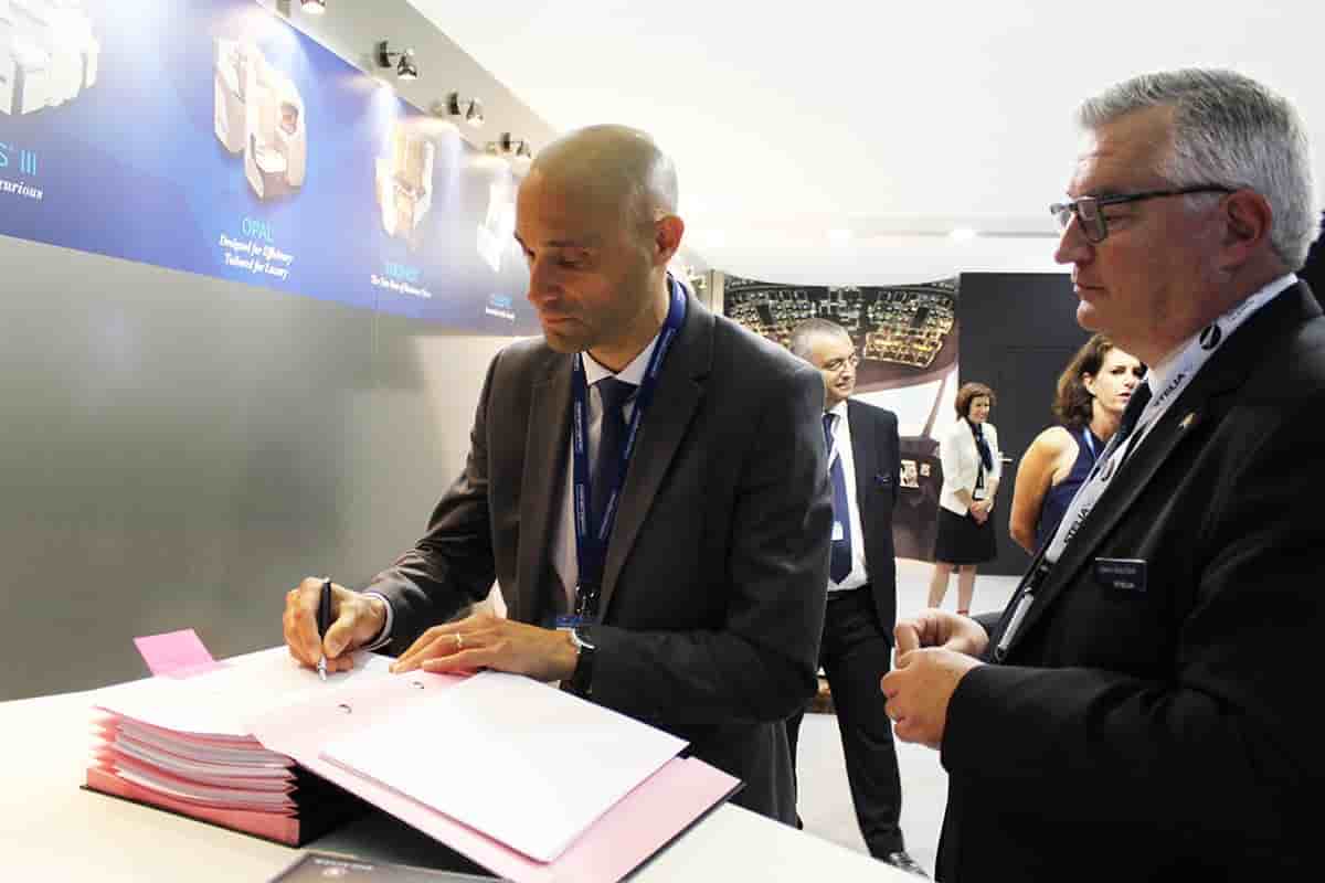 De gauche à droite : Arnaud de Ponnat, président du groupe Mecachrome; et Cédric Gautier, président de Stelia Aerospace.