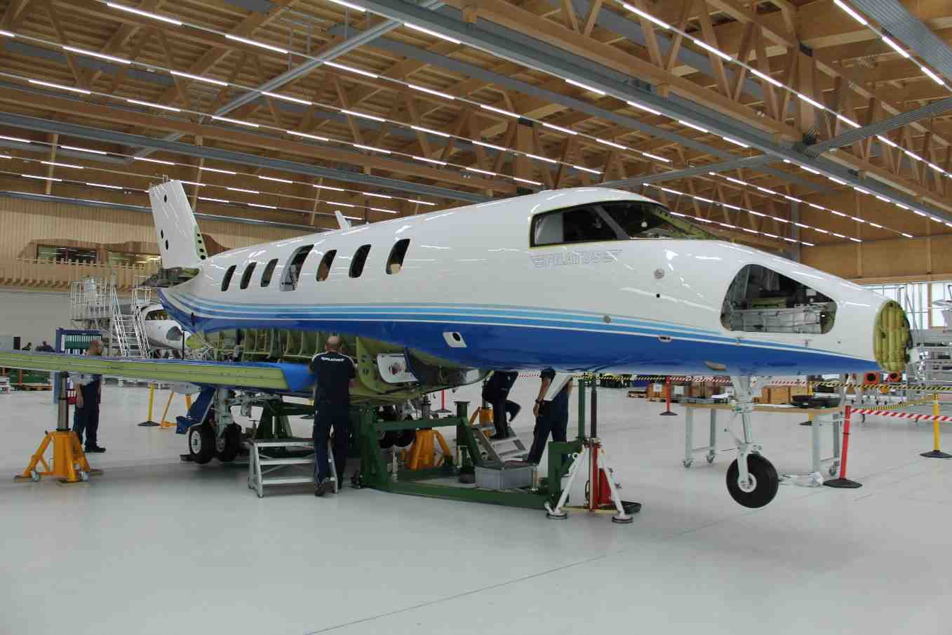 Le premier Pilatus PC-24 produit en série lors de sa mise en croix.