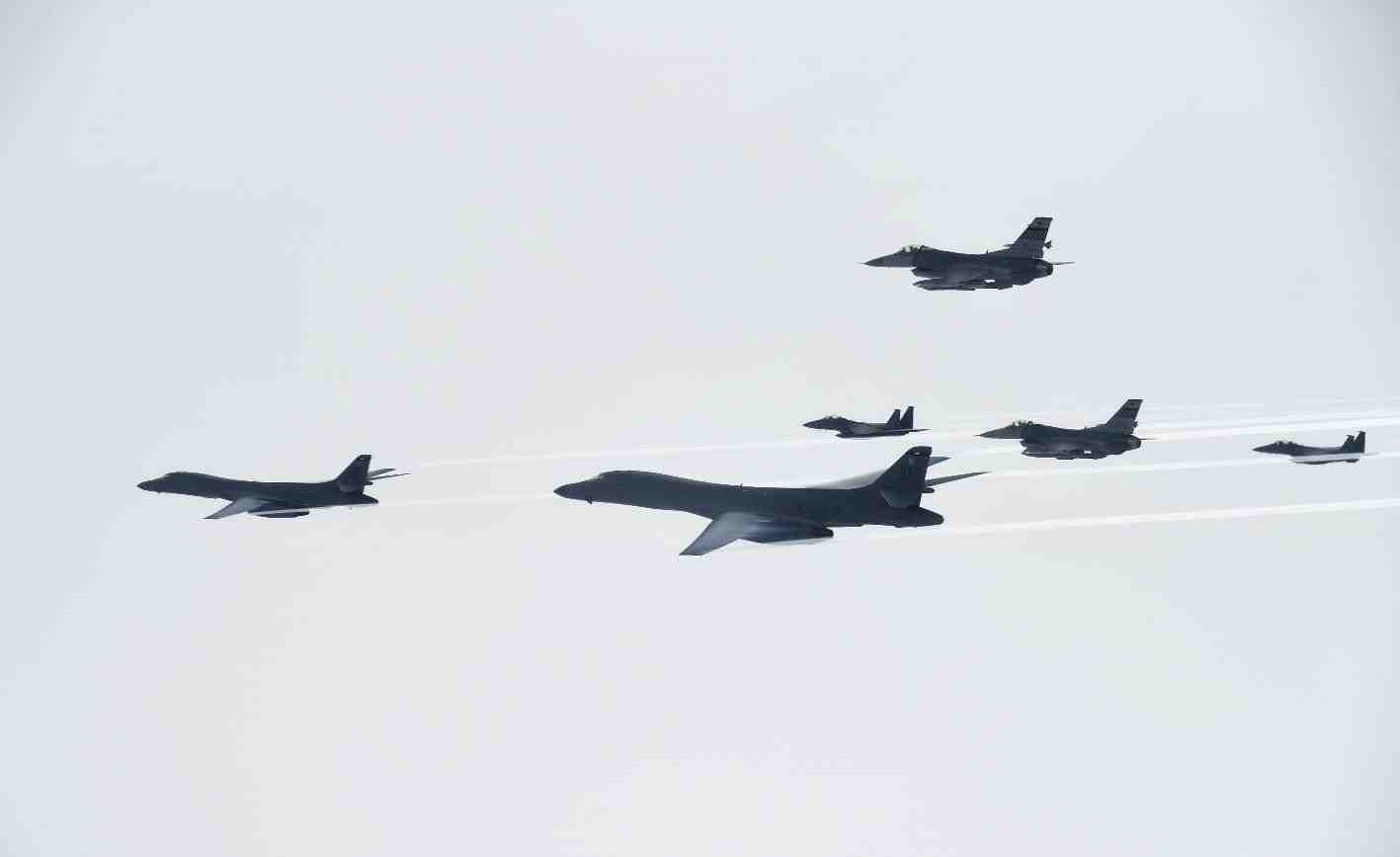 Les bombarbiers B-1B ont évolué avec des F-16 de l'USAF et des F-15 coréens.