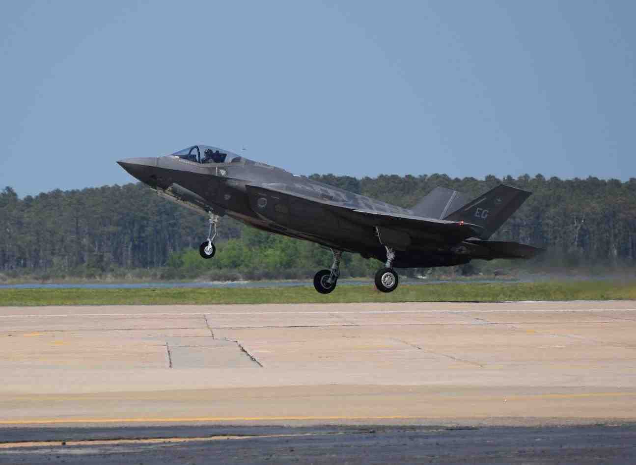 Le programme F-35 est exposé à une hausse du coût unitaire de l'appareil en raison d'une modification de la planification de production des F-35, qui passe de 80 appareils à 60 par an.