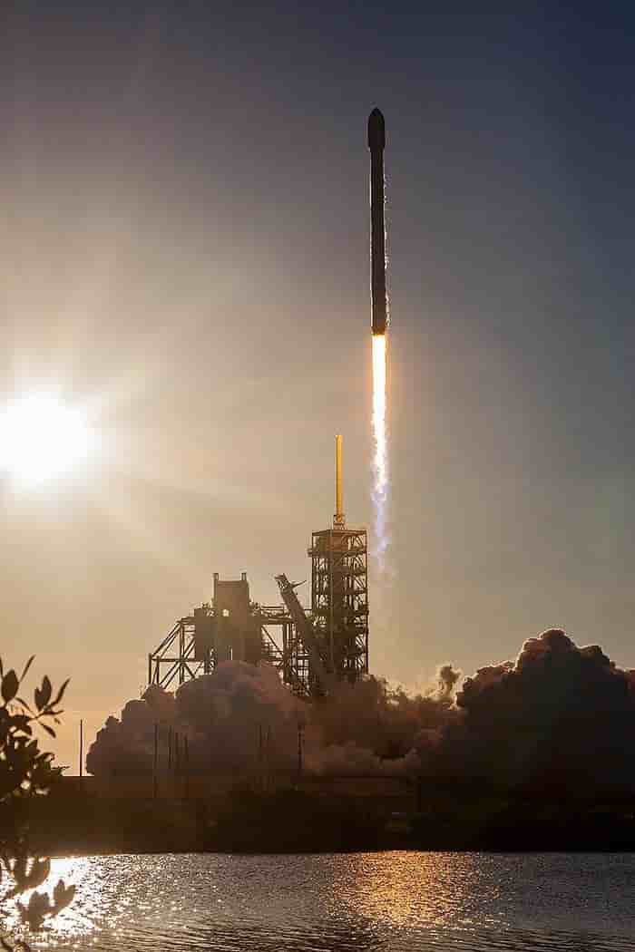 Décollage du Falcon 9 au coucher du Soleil.