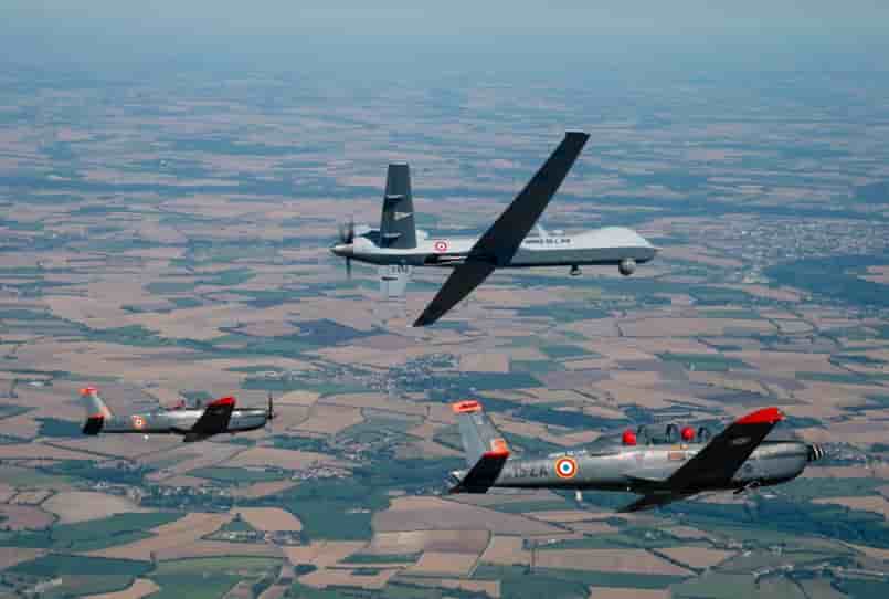 Le Reaper n°612 vole en formation avec des Epsilon, eux aussi basés à Cognac.