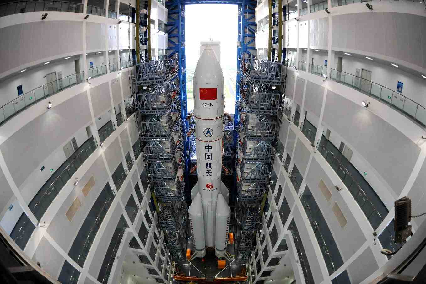 Préparatifs du vol inaugural du LM 5, en novembre 2016.