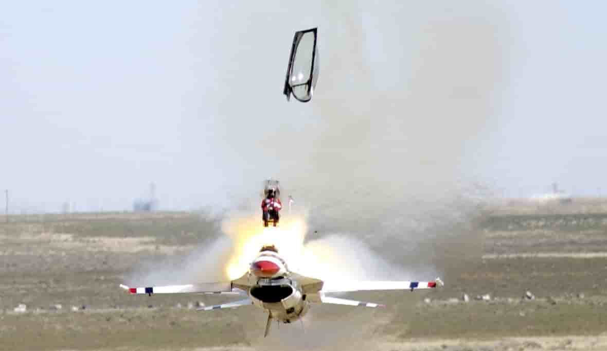 Le parachute C9 du siège éjectable ACES II va être bientôt remplacé au prodit d'un nouveau modèle.
