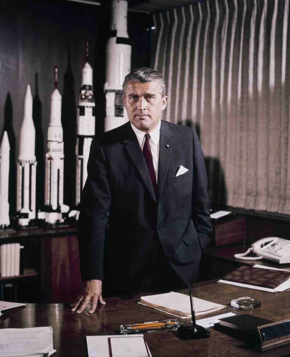 W. von Braun (parfois surnommé docteur Espace) dans son bureau à Huntsville, en 1964. Au fond, les maquettes de ses réalisations américaines.