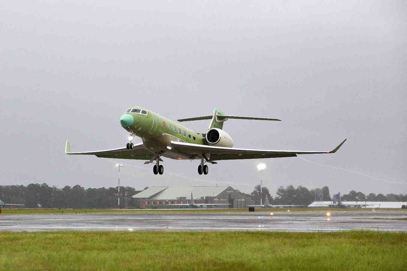 Le quatrième Gulfstream G600 a effectué son premier vol le 21 juin. Un cinquième appareil d'essais est actuellement en cours d'assemblage final.