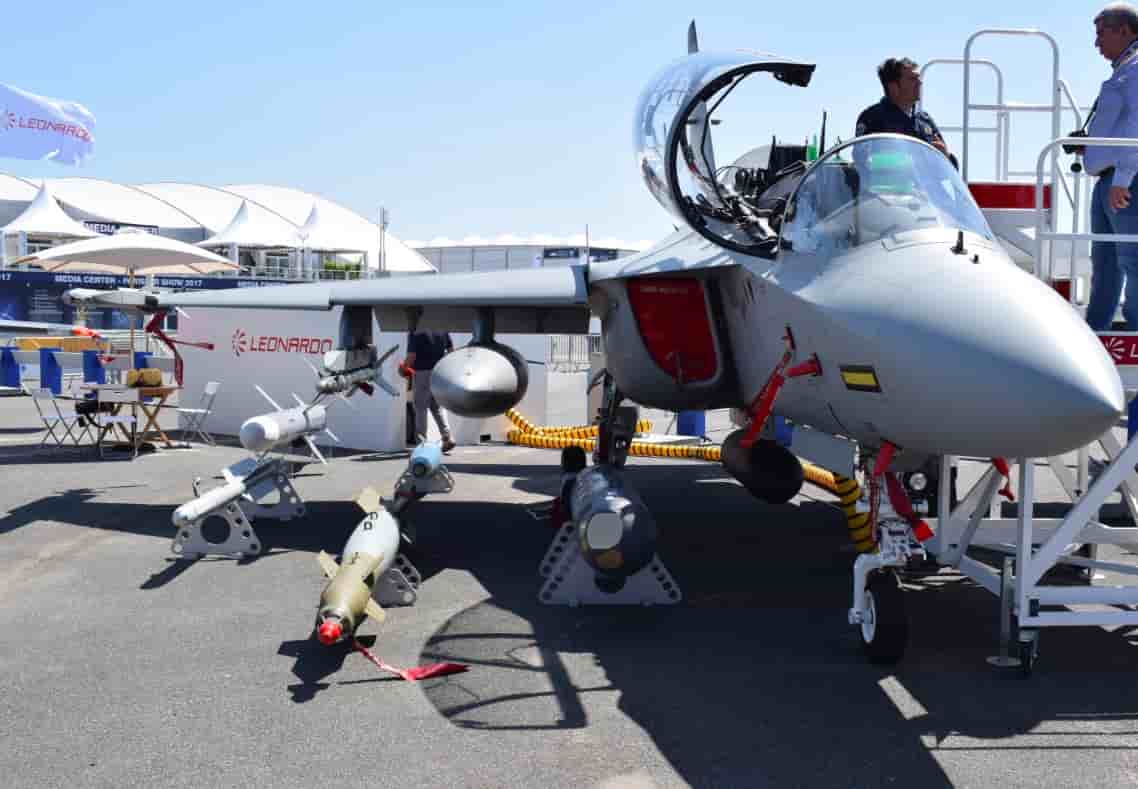 Le M346FA est présenté avec une partie de son armement.