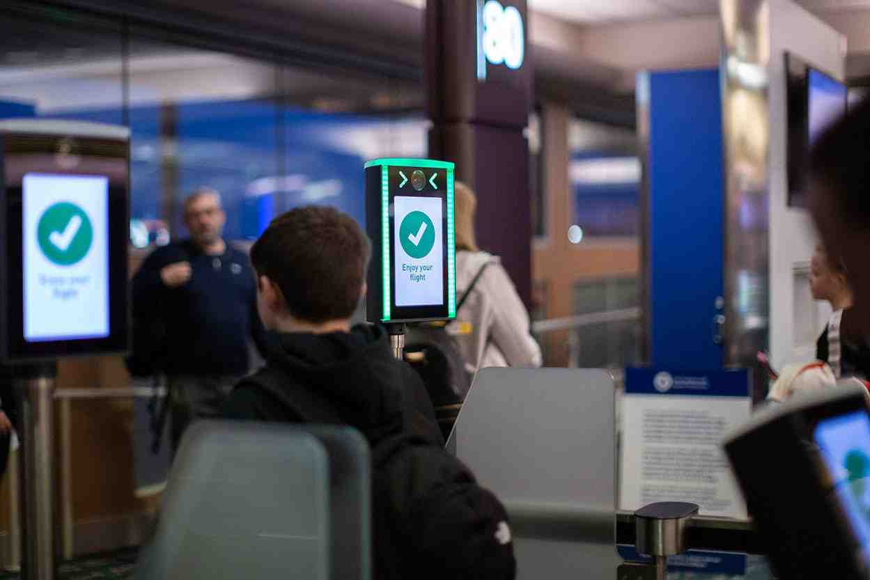 Les portes automatisées d'embarquement du système Smart Path