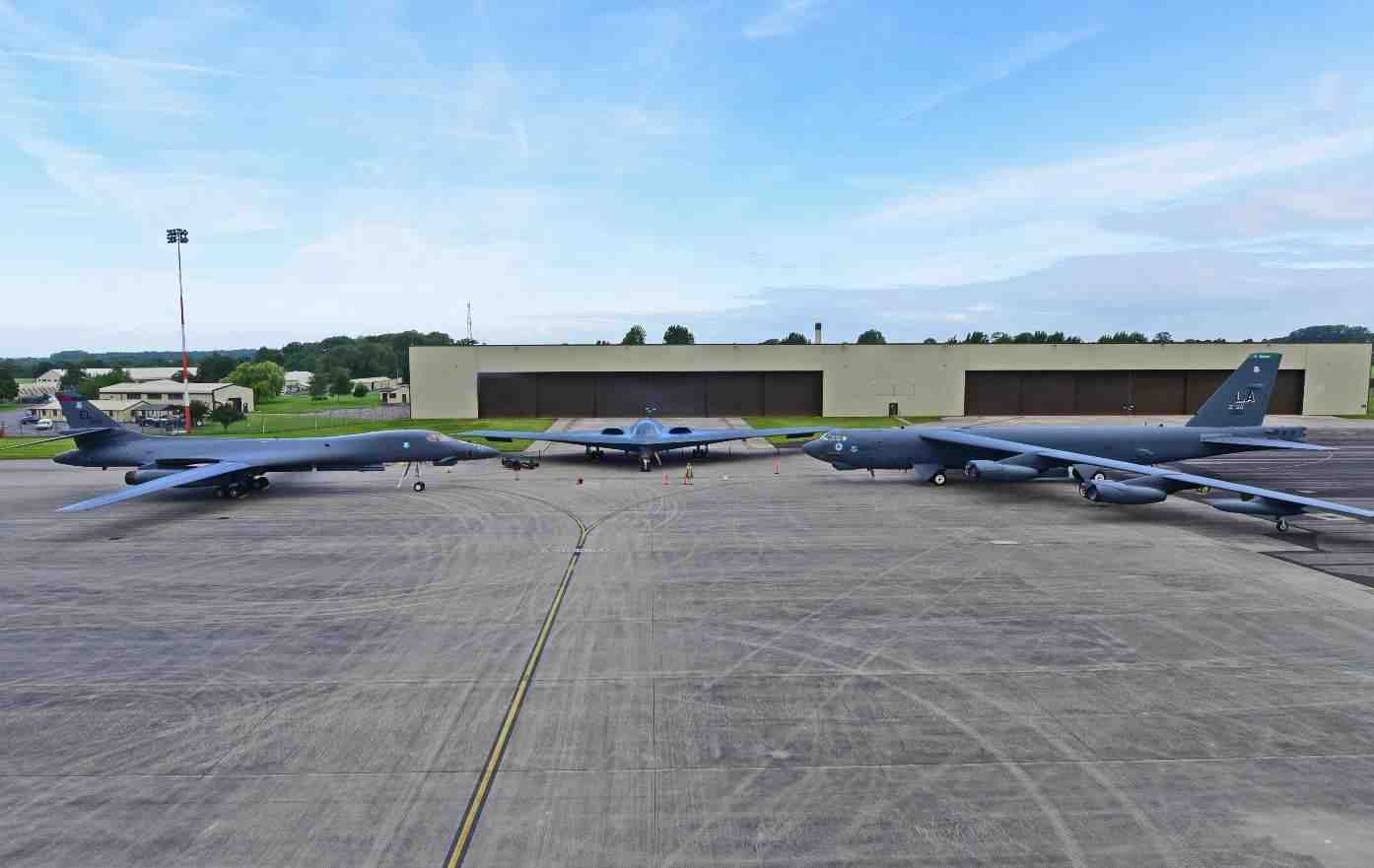 Un B-1, un B-2 et un B-52 alignés sur la base de Fairford au Royaume-Uni.