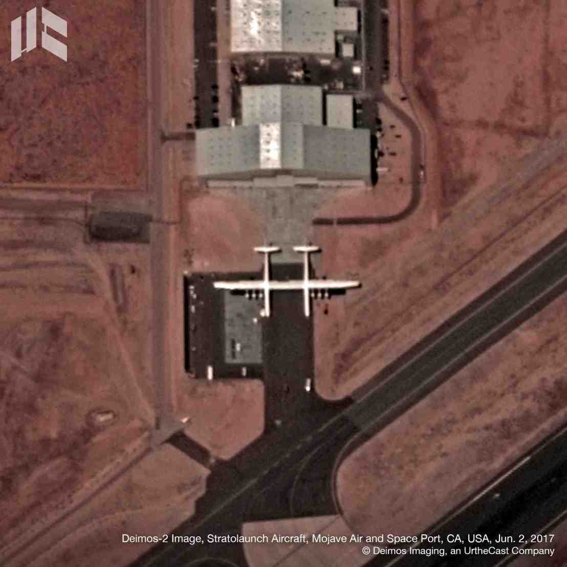 Le Stratolaunch hors de son hangar depuis 620 km d'altitude, le 2 juin 2017.