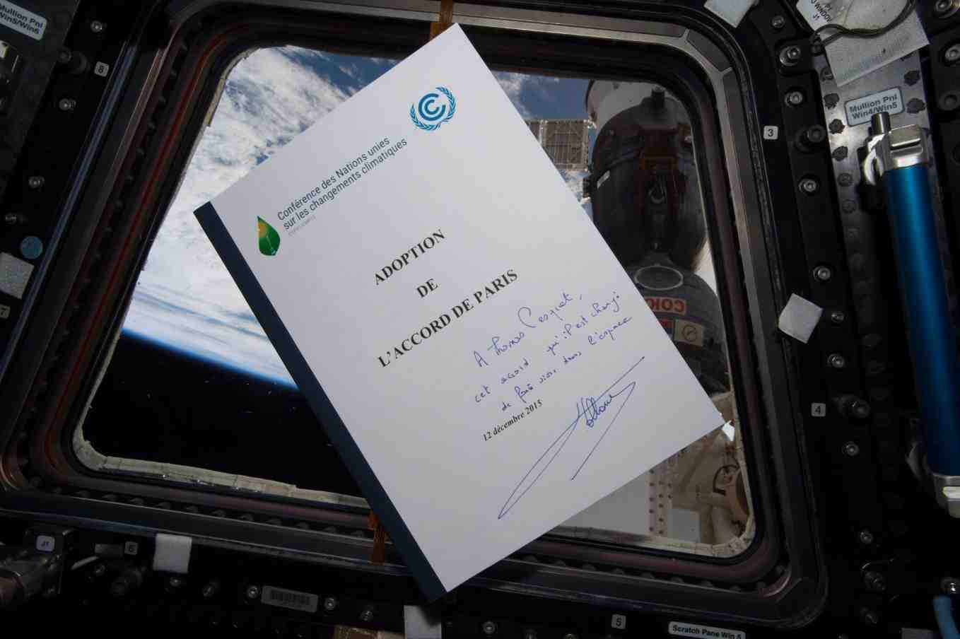 L'astronaute Thomas Pesquet avait emporté l'Accord de Paris à bord de l'ISS. "Le chgt clim est réel et visible depuis l'ISS : certains devraient faire le voyage", écrit-il sur Twiter.